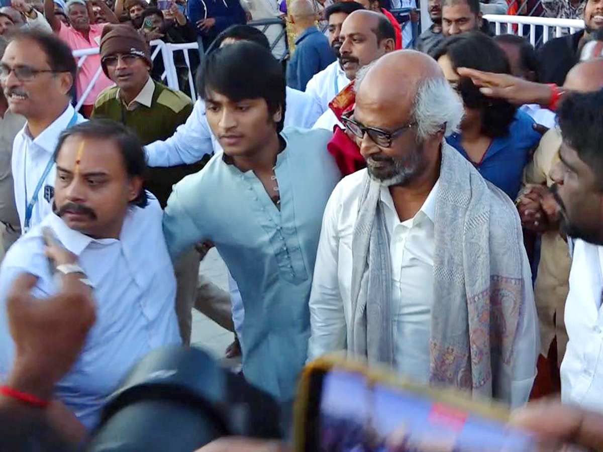 Rajinikanth Visits Tirumala Along With His Family Photos17