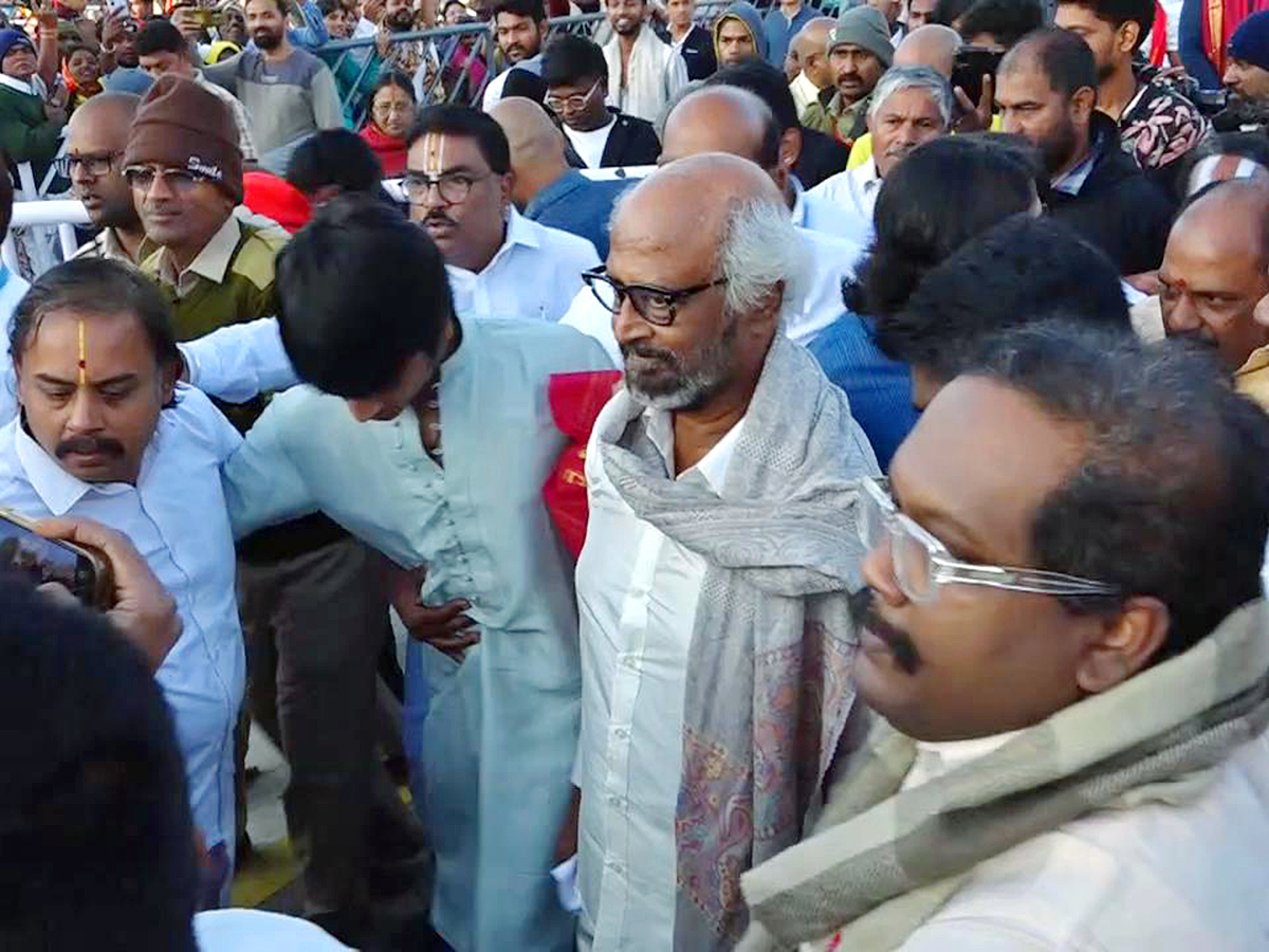Rajinikanth Visits Tirumala Along With His Family Photos18