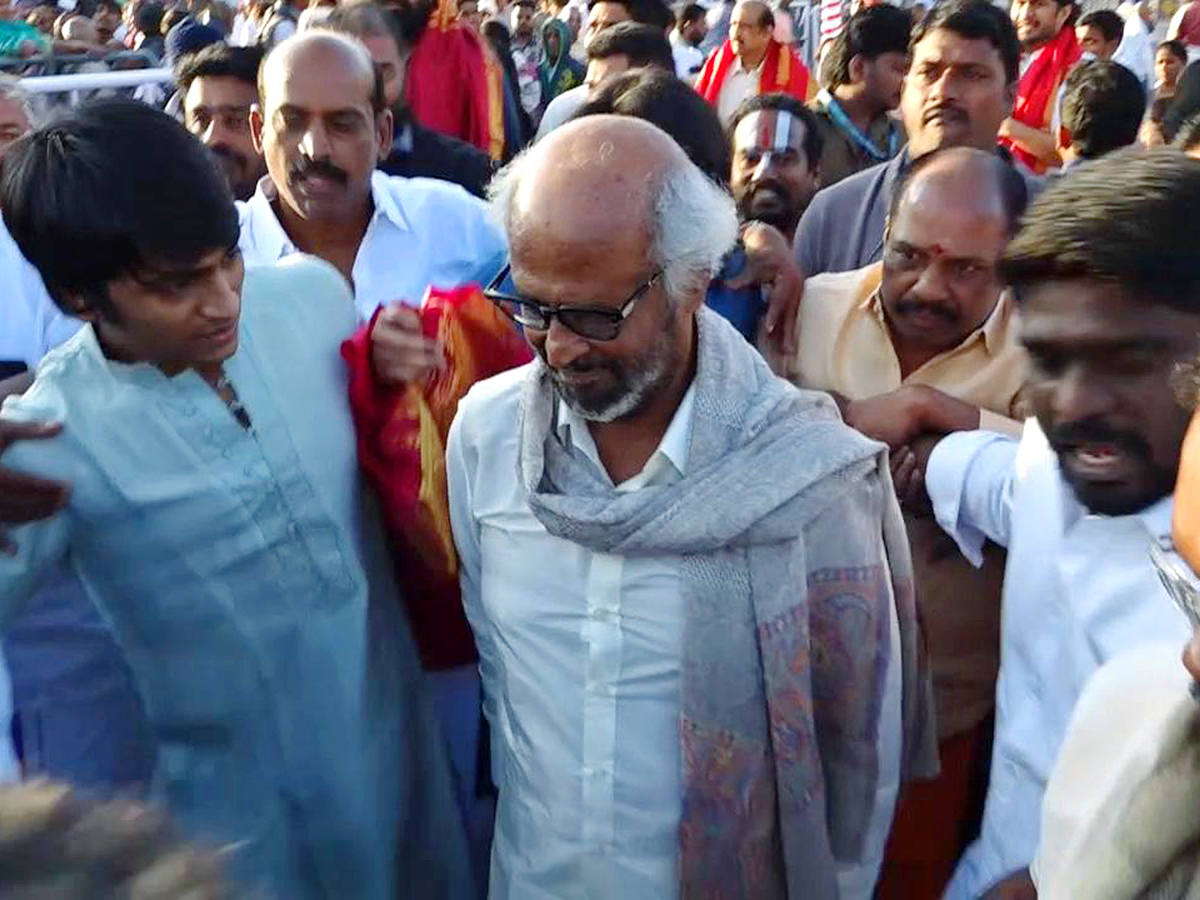 Rajinikanth Visits Tirumala Along With His Family Photos19