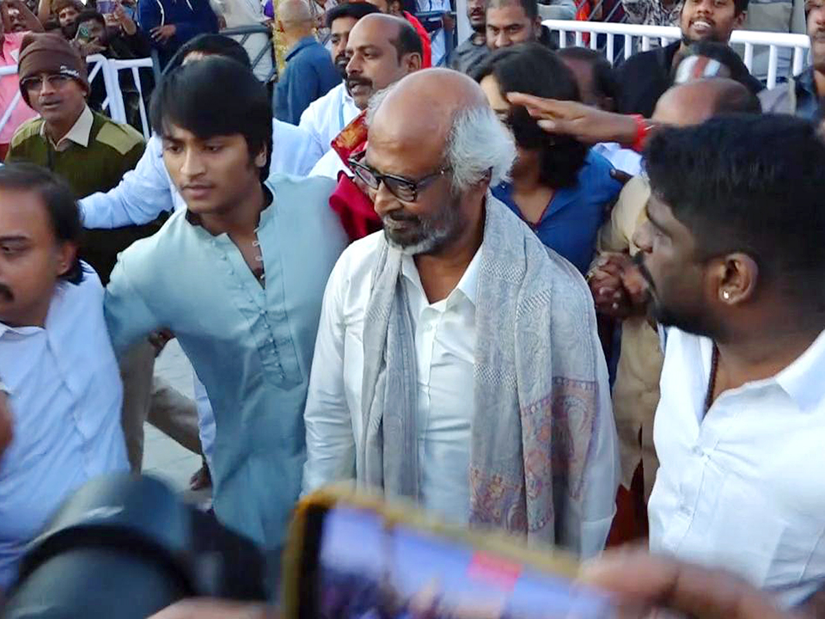 Rajinikanth Visits Tirumala Along With His Family Photos2
