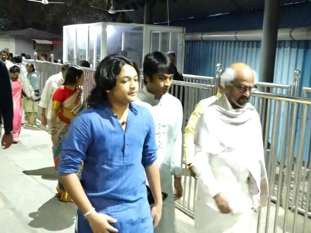 Rajinikanth Visits Tirumala Along With His Family Photos9