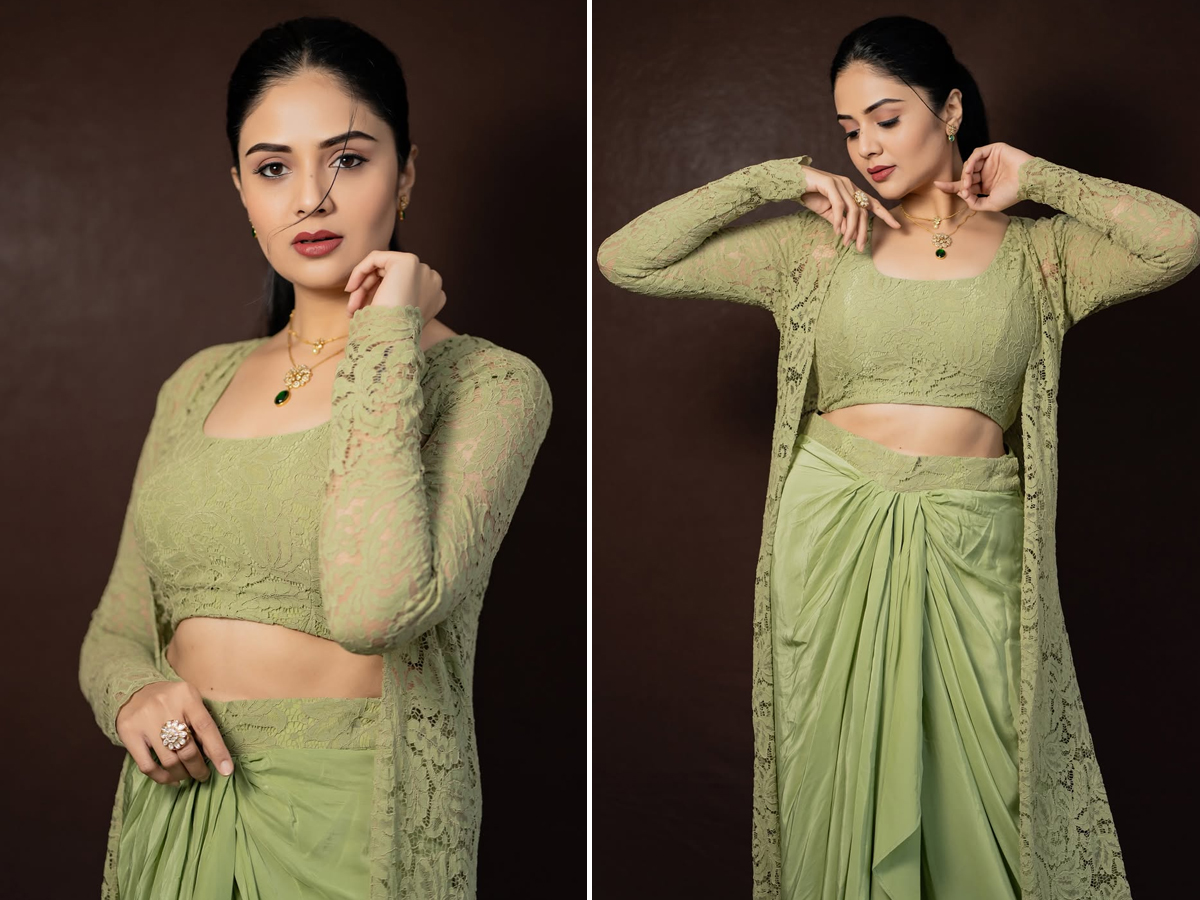 Anchor Sreemukhi looks like a glamorous lightning bolt (Photos)1