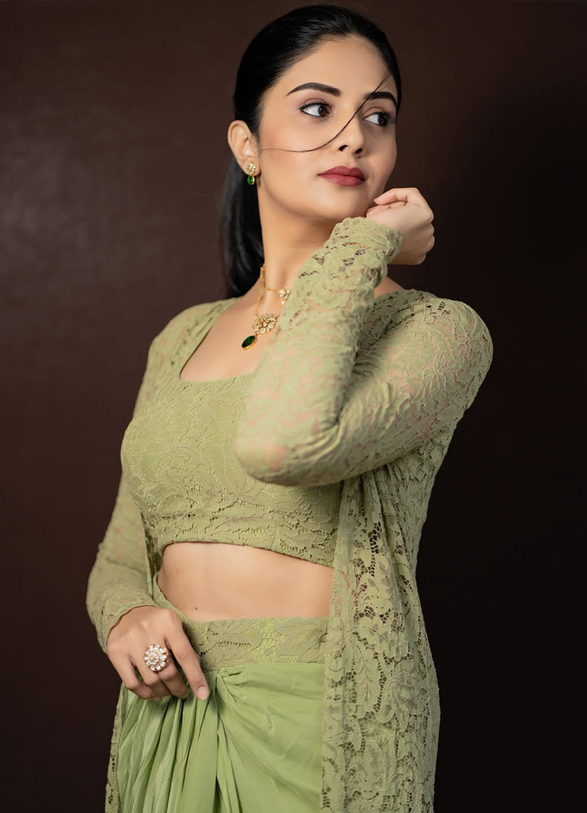 Anchor Sreemukhi looks like a glamorous lightning bolt (Photos)2