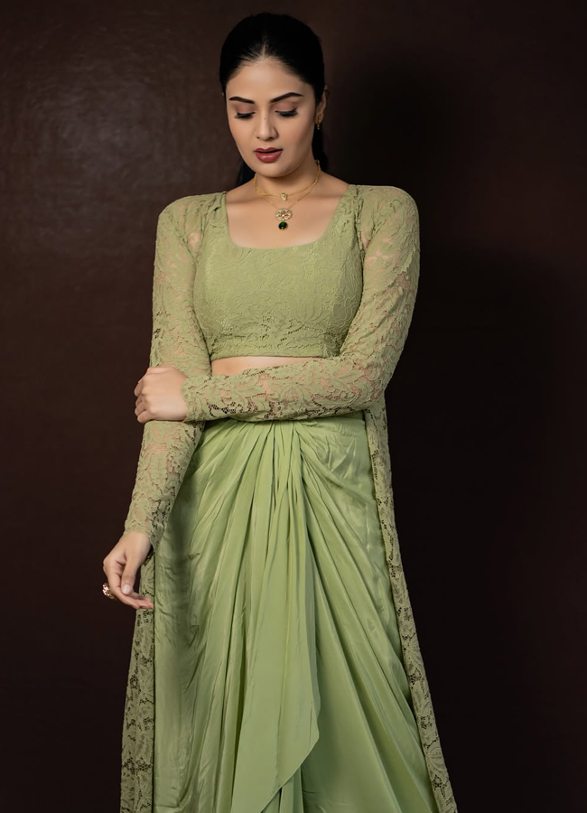 Anchor Sreemukhi looks like a glamorous lightning bolt (Photos)11