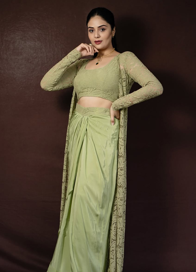 Anchor Sreemukhi looks like a glamorous lightning bolt (Photos)12