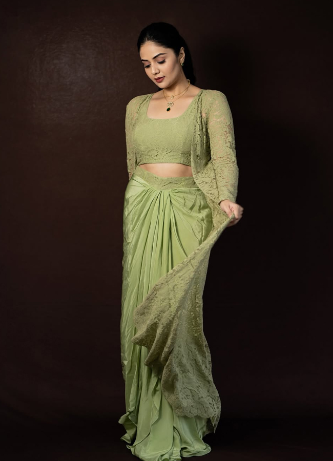 Anchor Sreemukhi looks like a glamorous lightning bolt (Photos)3