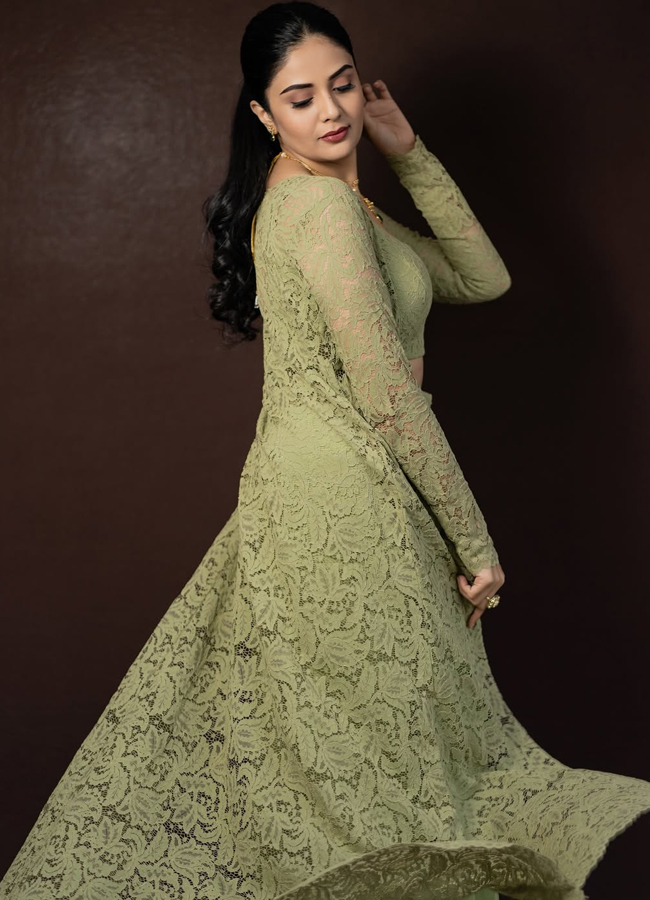 Anchor Sreemukhi looks like a glamorous lightning bolt (Photos)4