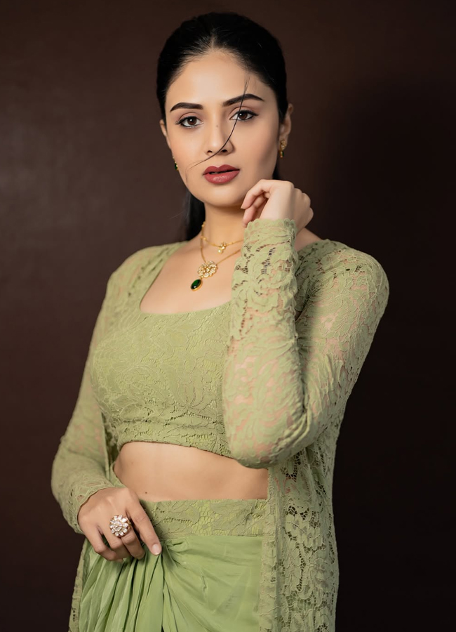 Anchor Sreemukhi looks like a glamorous lightning bolt (Photos)5