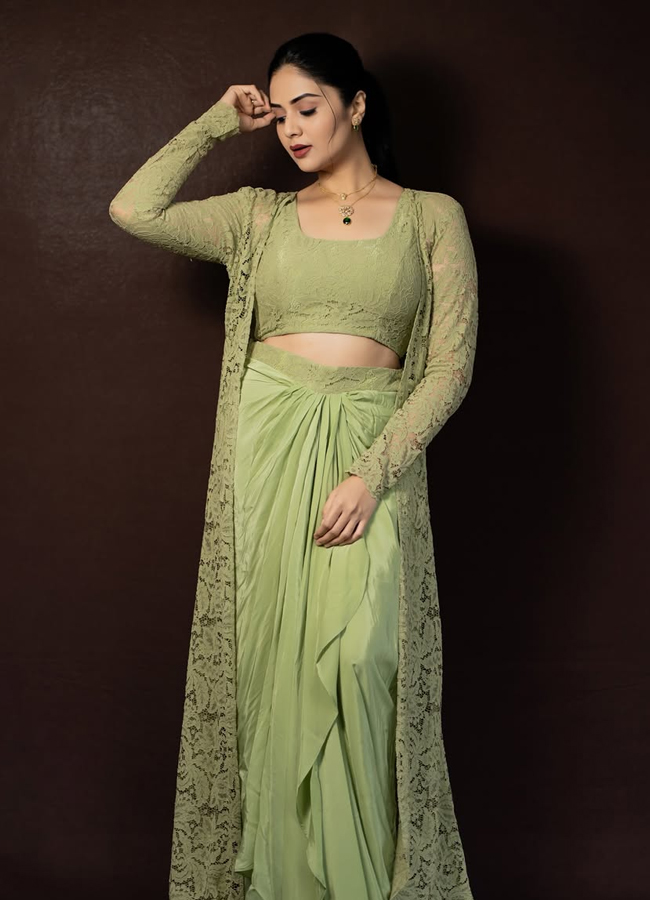 Anchor Sreemukhi looks like a glamorous lightning bolt (Photos)6