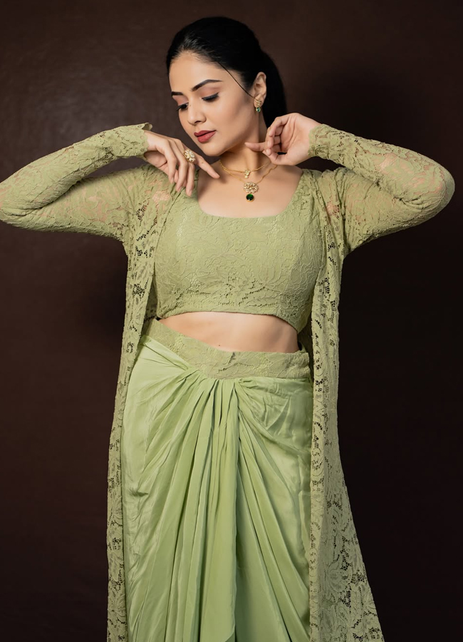 Anchor Sreemukhi looks like a glamorous lightning bolt (Photos)7