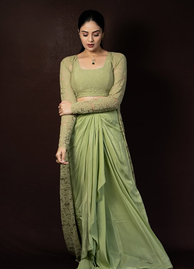 Anchor Sreemukhi looks like a glamorous lightning bolt (Photos)8