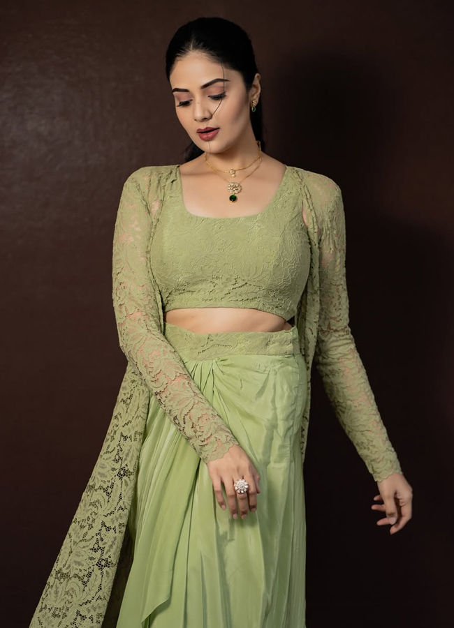 Anchor Sreemukhi looks like a glamorous lightning bolt (Photos)9