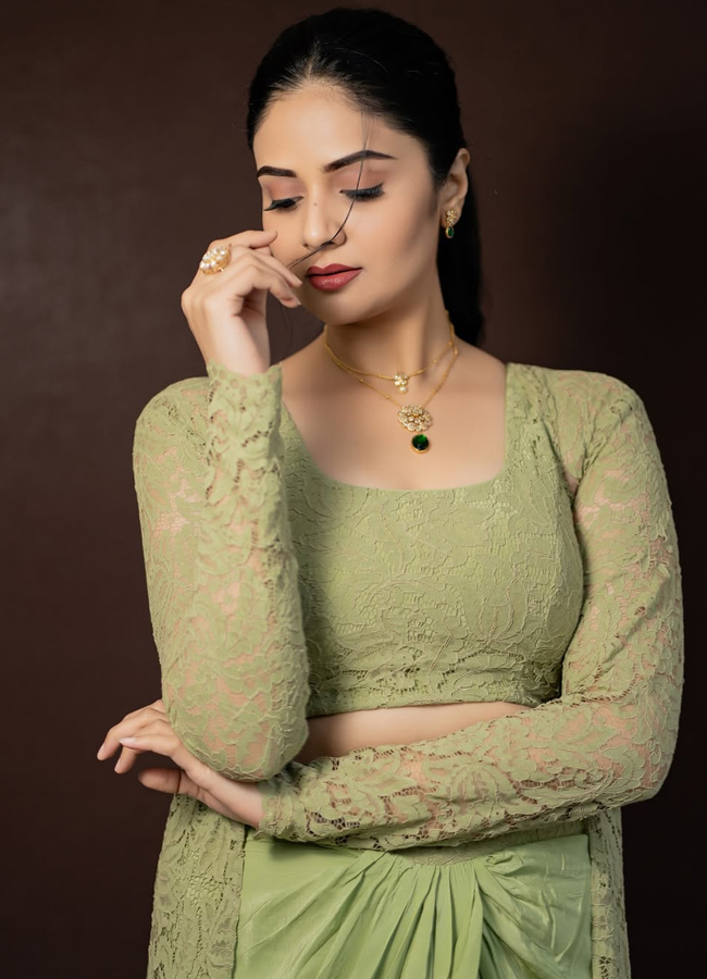 Anchor Sreemukhi looks like a glamorous lightning bolt (Photos)10