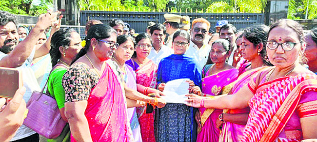 కదం తొక్కిన అంగన్‌వాడీలు 1