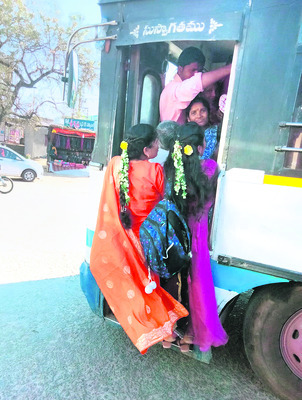 పెరిగిన రద్దీ.. పరిమితికి మించి ప్రయాణం1