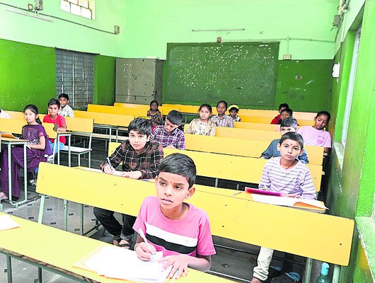 నిఘా నీడన గ్రామాలు
5