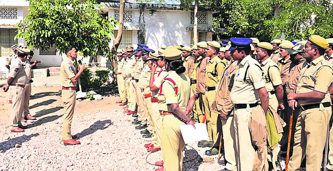 నిఘా నీడన గ్రామాలు
4