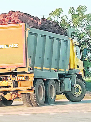 చెరువు మట్టి.. కొల్లగొట్టి1