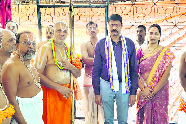 రామయ్యకు సువర్ణ తులసీ అర్చన1