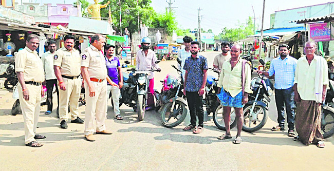 హెల్మెట్‌ లేకుండా ప్రయాణిస్తే కఠిన చర్యలు2