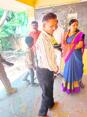 ఎన్నికల విధులకు డుమ్మా.. ముగ్గురు అధికారుల సస్పెన్షన్‌
3