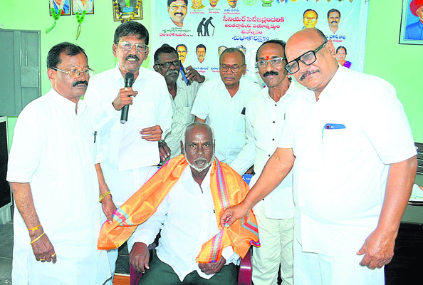 ఎన్నికల విధులకు డుమ్మా.. ముగ్గురు అధికారుల సస్పెన్షన్‌
2