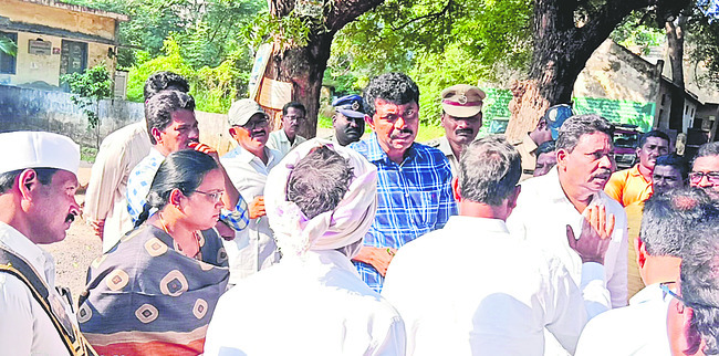 ఆక్రమణలు అడ్డుకున్న రెవెన్యూ అధికారులు 1