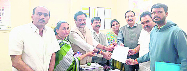 ఏఐసీసీ నేతలు స్పందించాలి3