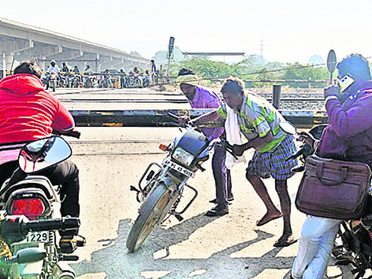 ఏఐసీసీ నేతలు స్పందించాలి2