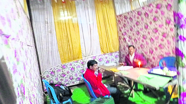 ‘టెంట్‌హౌస్‌’ పోలింగ్‌ కేంద్రాలు2