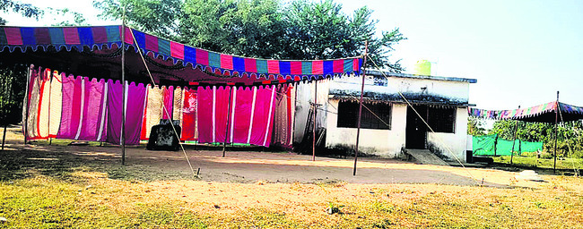 ‘టెంట్‌హౌస్‌’ పోలింగ్‌ కేంద్రాలు1