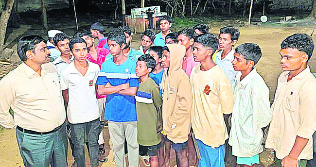 ఆశ్రమ పాఠశాలను   సందర్శించిన కలెక్టర్‌ 1