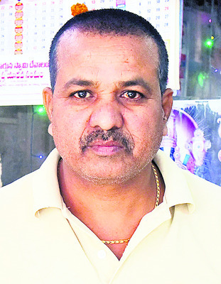 పన్నెండు గంటలు పనిచేస్తున్నాం
2