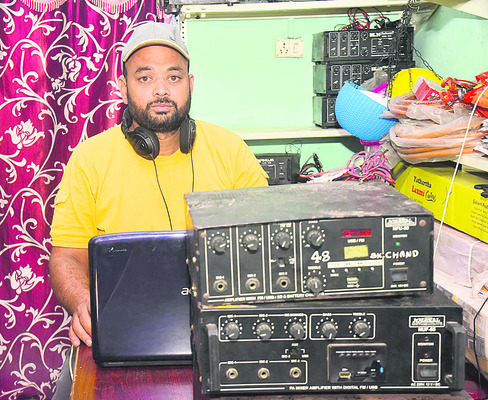 పన్నెండు గంటలు పనిచేస్తున్నాం
3