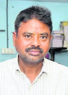 పన్నెండు గంటలు పనిచేస్తున్నాం
1