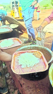 ఆశ్రమ పాఠశాలను   సందర్శించిన కలెక్టర్‌ 2