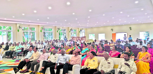 భావితరాలకు మార్గదర్శకులు కావాలి1