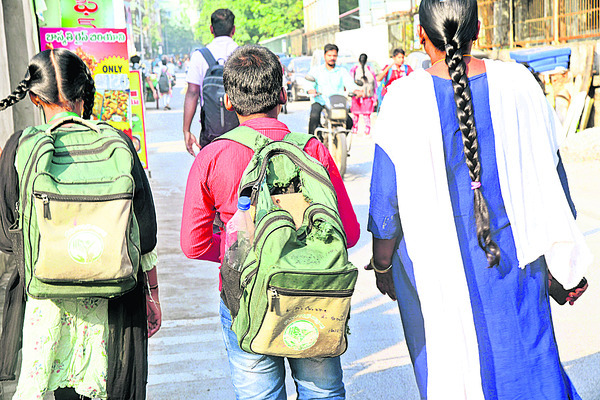 ‘కంట్రోల్‌’ తప్పిన ప్రయాణం!
5