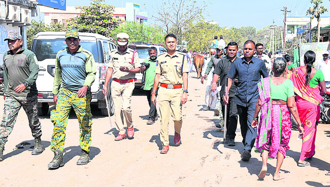 పోలింగ్‌ కేంద్రాలను పరిశీలించిన కలెక్టర్‌, ఎస్పీ 2