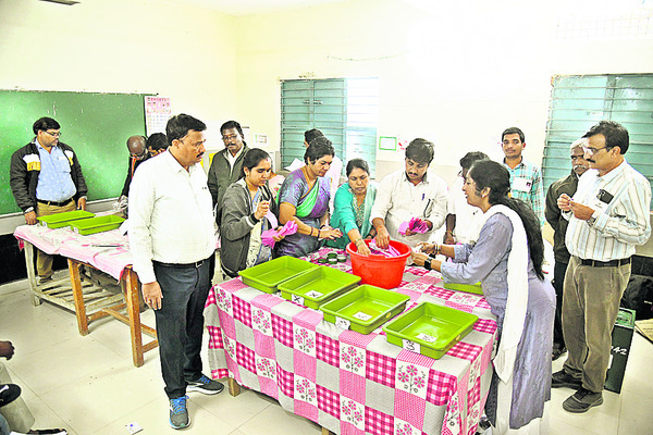 పోలింగ్‌ కేంద్రాలను పరిశీలించిన కలెక్టర్‌, ఎస్పీ 1