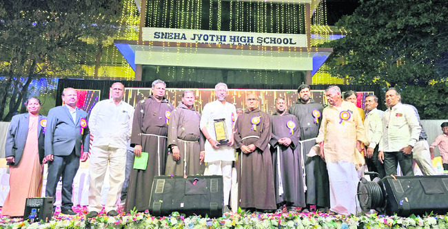 మూడు దుకాణాల్లో  చోరీ3