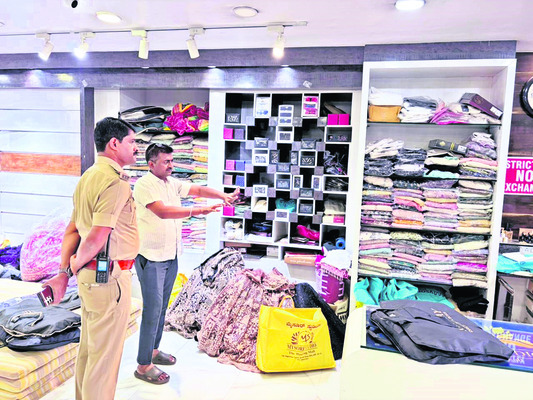 మూడు దుకాణాల్లో  చోరీ2