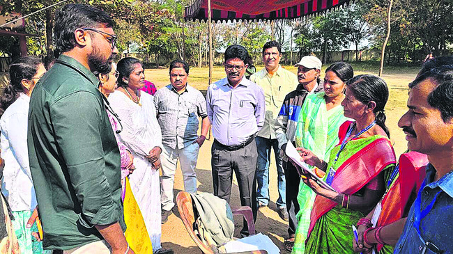 నెన్నెల పోలింగ్‌ కేంద్రాన్ని సందర్శించిన సీపీ1
