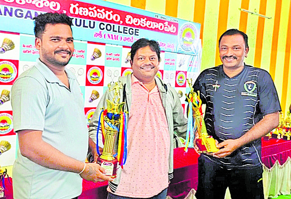 షటిల్‌ డబుల్స్‌ టోర్నమెంట్‌ విజేత విజయవాడ జట్టు 1