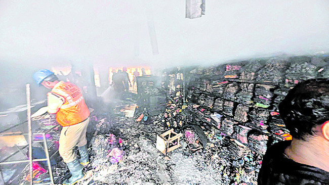 గుడివాడ అద్దేపల్లి కాంప్లెక్స్‌లో అగ్ని ప్రమాదం 1