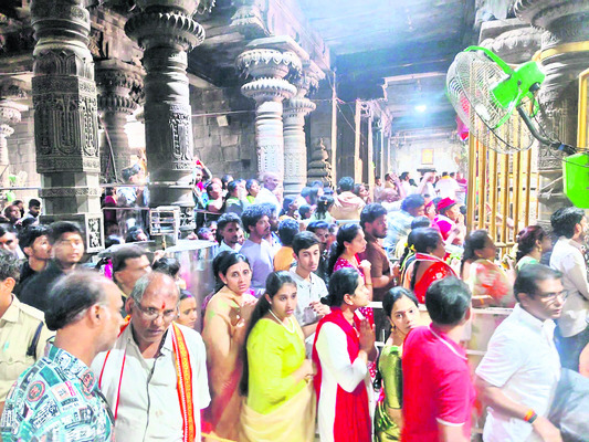 అప్పన్నకు విశేషంగా ఆర్జిత సేవలు 2