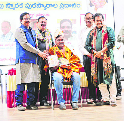 కుంచెతో తెలుగును వెలిగించిన బాపు 1