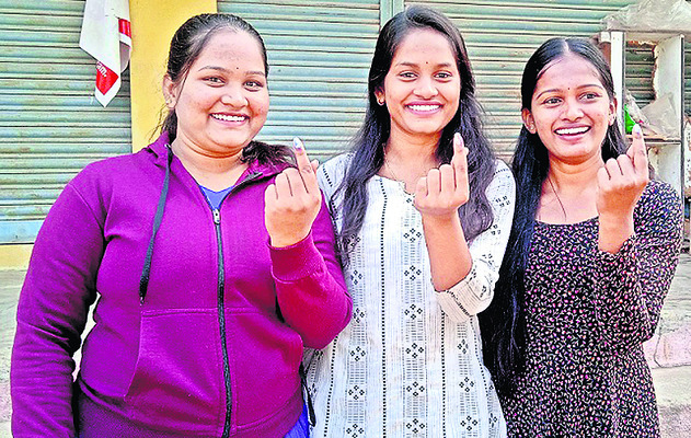 తొలిసారి ఓటు వేసిన అక్కాచెల్లెళ్లు1