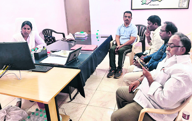 76 మంది సచివాలయ ఉద్యోగులకు నోటీసులు 2