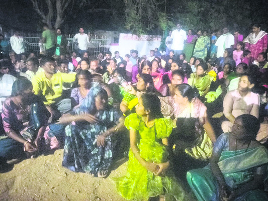 ఇసుకబావిగూడెంలో బీఆర్‌ఎస్‌ ధర్నా1